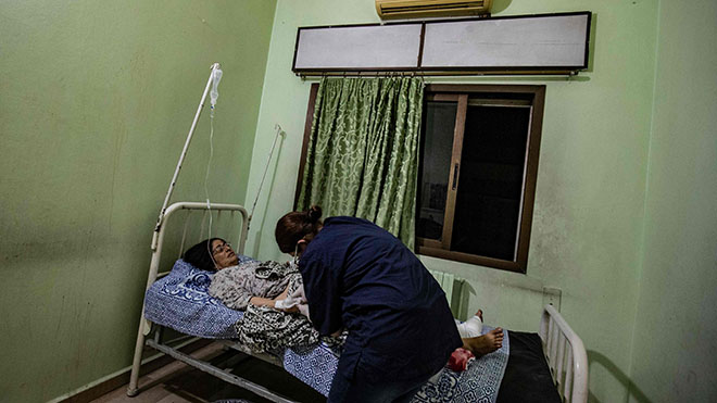 امرأة مصابة تتلقى العلاج في مستشفى في مدينة القامشلي الكردية في شمال شرق سوريا